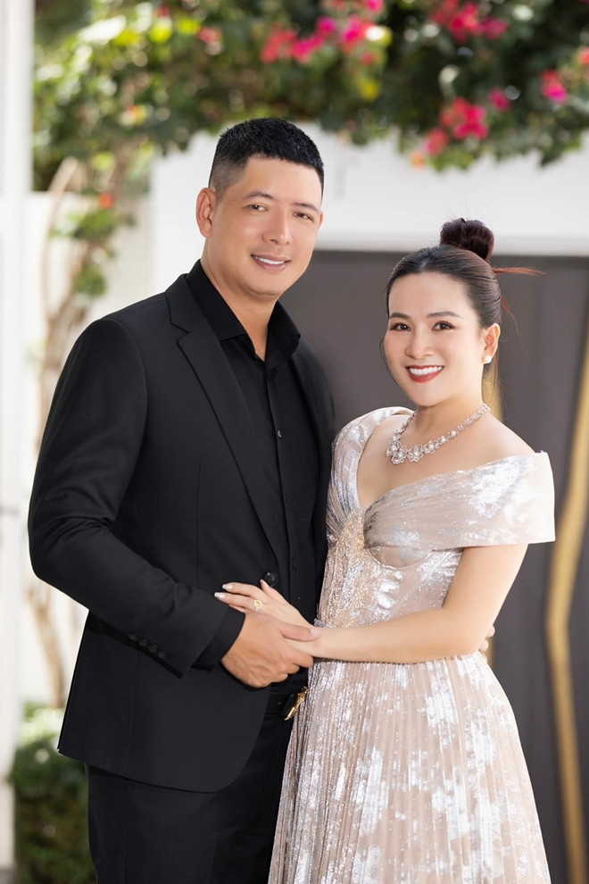 Bình Minh lộ diện mạo khác lạ vợ phản hồi tin đồn xài hao