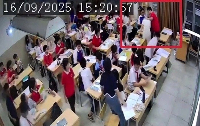 Nam sinh lớp 7 túm tóc, ấn đầu cô giáo. (Ảnh cắt từ clip)