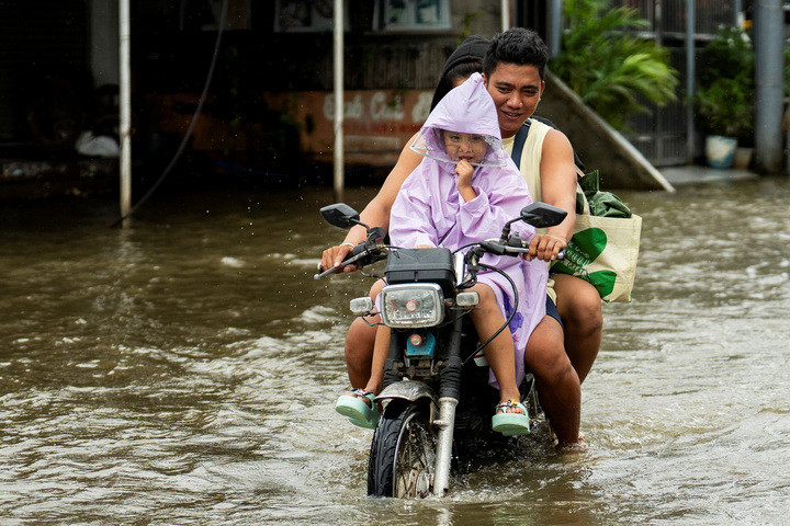 Bão Ragasa càn quét Biển Đông: 3 người chết, nhân chứng mô tả 'như ngày tận thế' - 2