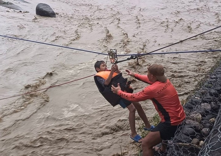 Giải cứu người dân tại Philippines.