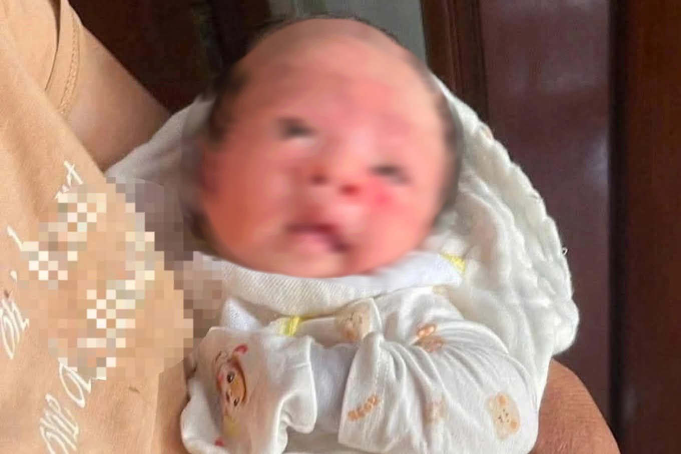 Bé gái sơ sinh bị bỏ rơi cùng số tiền 15 triệu đồng và lời nhắn nhờ nuôi hộ - Ảnh 1.