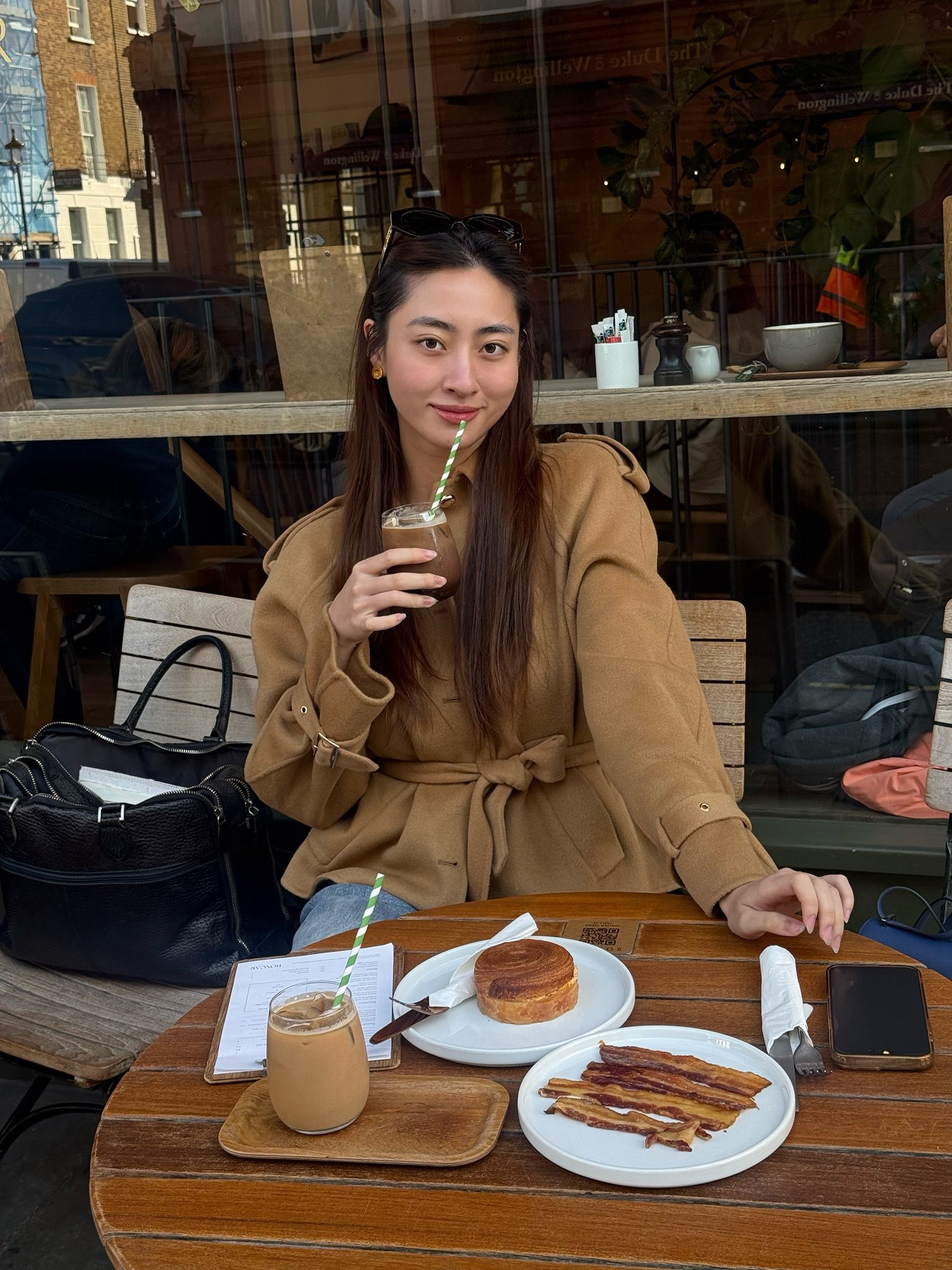 Lương Thùy Linh không thèm trang điểm để mặt mộc lượn khắp Châu