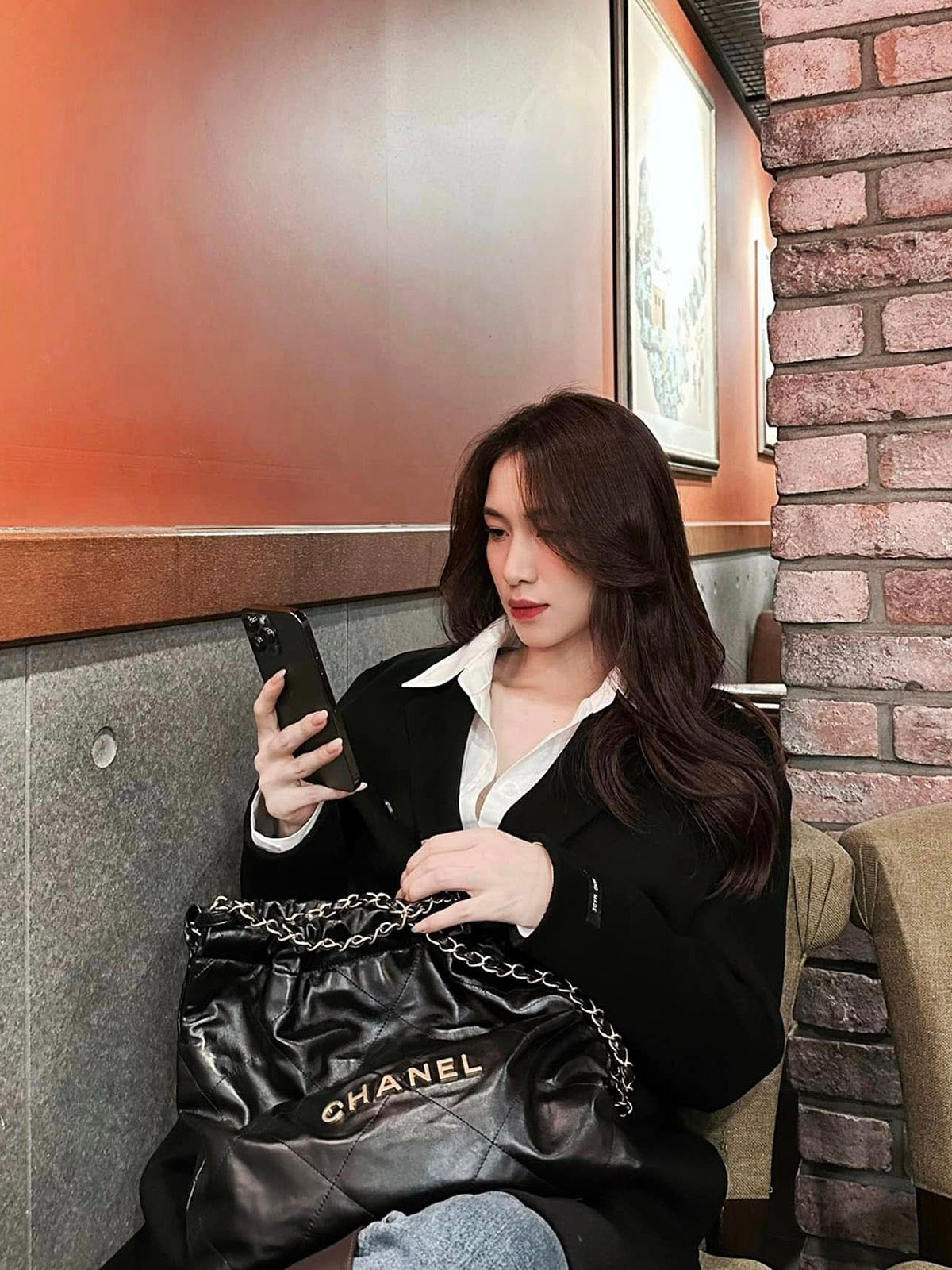 Hòa Minzy xách túi gần 200 triệu chủ tịch tặng vi vu nước Nga