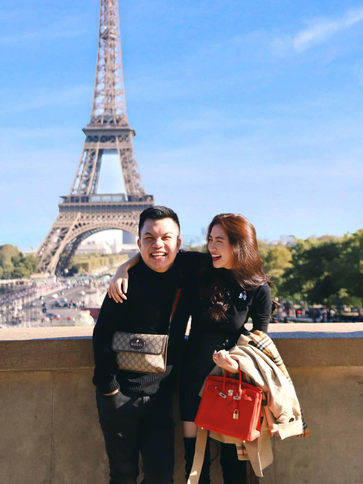 Hòa Minzy xách túi gần 200 triệu chủ tịch tặng vi vu nước Nga