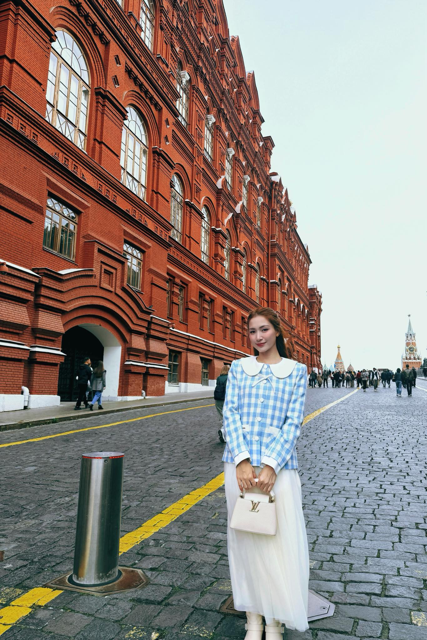 Hòa Minzy xách túi gần 200 triệu chủ tịch tặng vi vu nước Nga