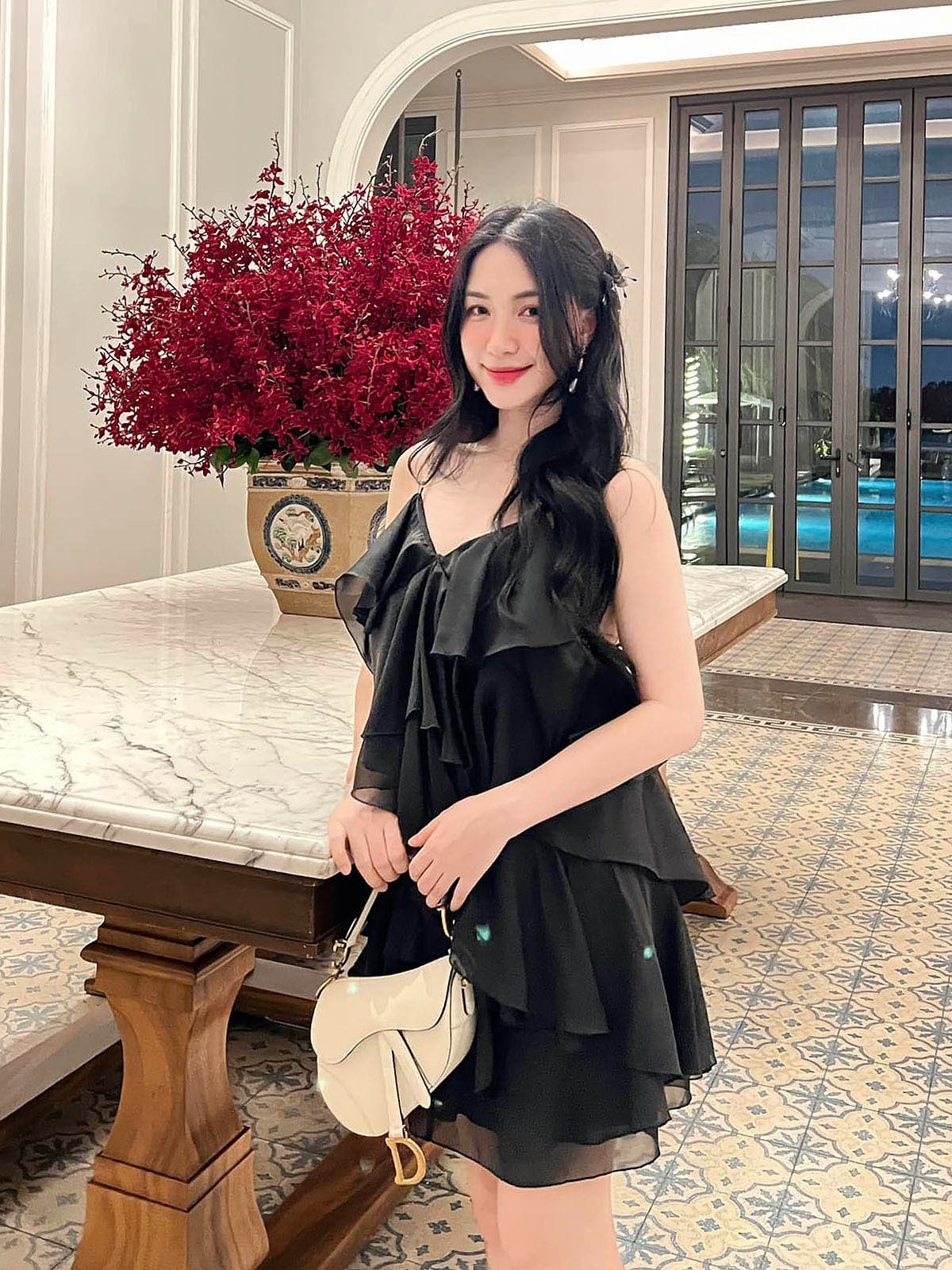 Hòa Minzy xách túi gần 200 triệu đồng chủ tịch tặng vi vu nước Nga