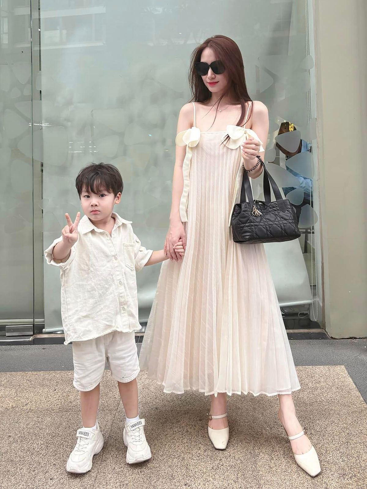 Hòa Minzy xách túi gần 200 triệu đồng chủ tịch tặng vi vu nước Nga