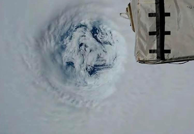 Mắt bão Ragasa nhìn từ vũ trụ: Hình ảnh khiến cả thế giới kinh ngạc - Ảnh 3.
