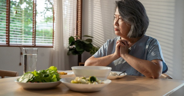 Nên để tiền tiết kiệm cho con cái hay để dưỡng già?: Người già thông minh sẽ làm theo cách này! - Ảnh 2.