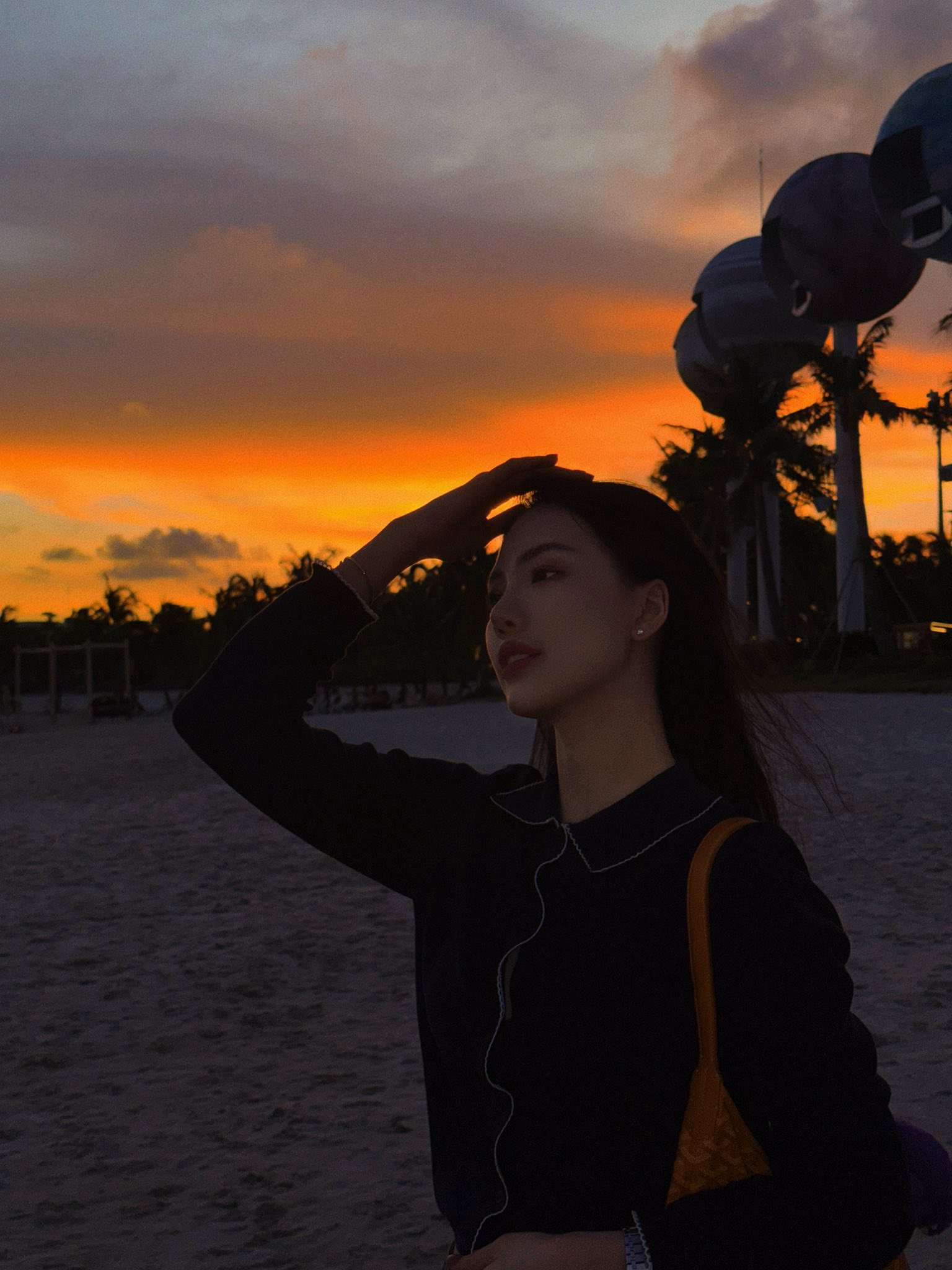 Sắc vóc Bùi Quỳnh Hoa: Nàng hậu biến hóa phong cách thời trang ấn tượng - Ảnh 8.