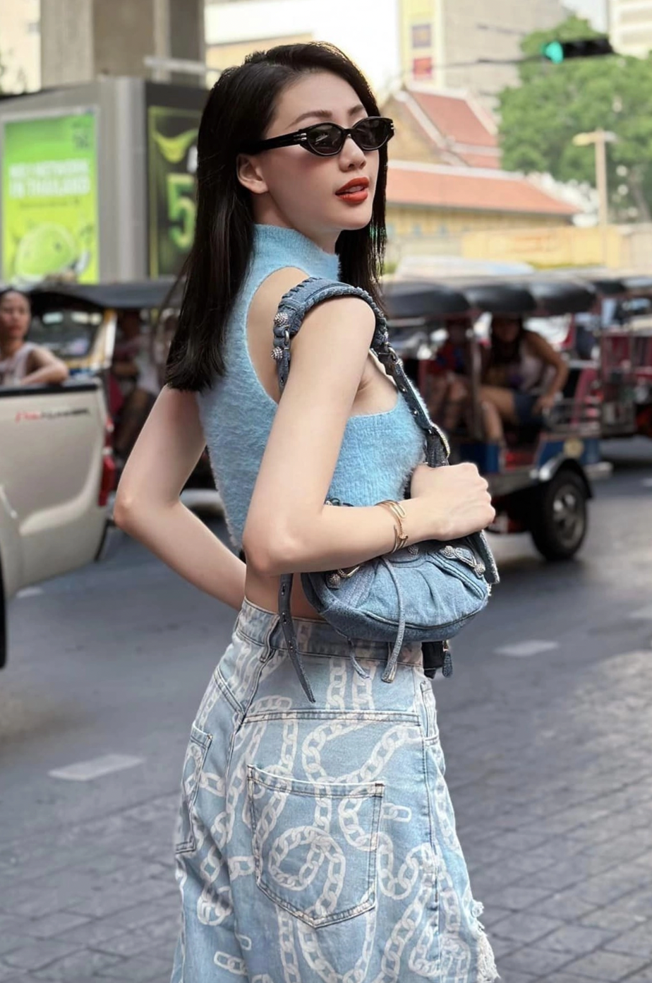 Sắc vóc Bùi Quỳnh Hoa: Nàng hậu biến hóa phong cách thời trang ấn tượng - Ảnh 6.