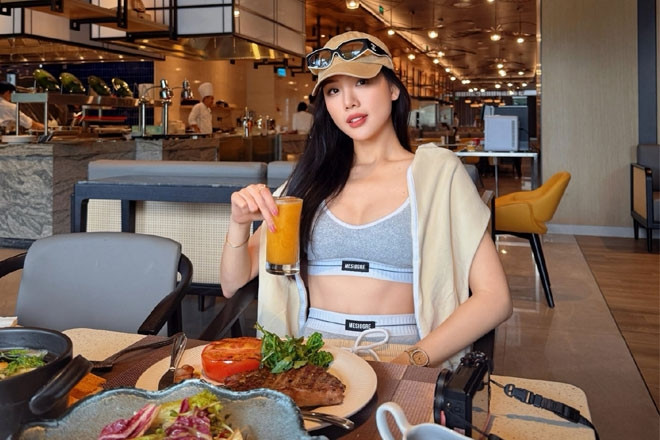 Bùi Quỳnh Hoa khoe vòng eo cuốn hút trong bộ đồ bơi cut-out táo bạo插图6 Bùi Quỳnh Hoa khoe vòng eo cuốn hút trong bộ đồ bơi cut-out táo bạo插图6