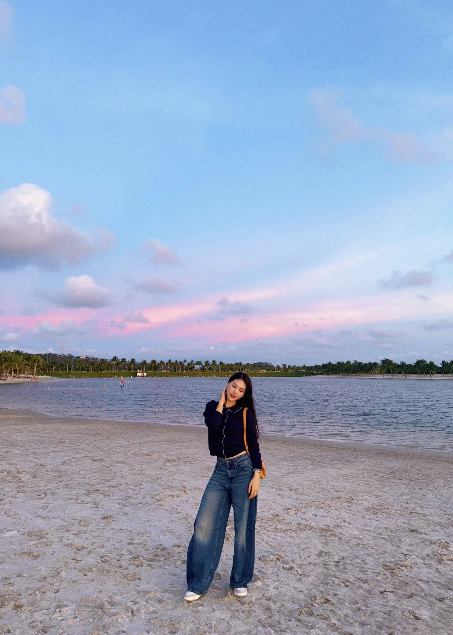 Sắc vóc Bùi Quỳnh Hoa: Nàng hậu biến hóa phong cách thời trang ấn tượng - Ảnh 10.