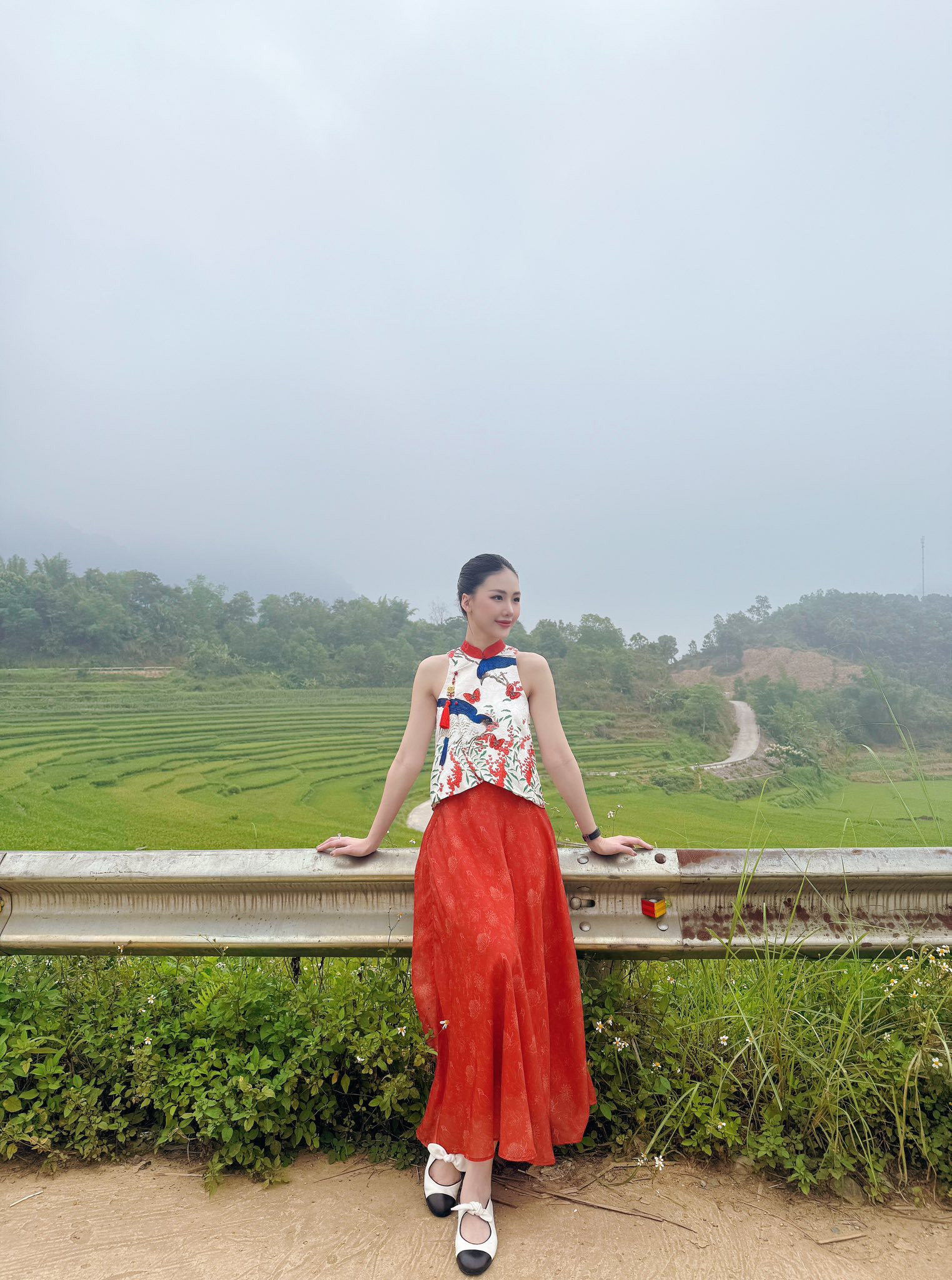 Sắc vóc Bùi Quỳnh Hoa: Nàng hậu biến hóa phong cách thời trang ấn tượng - Ảnh 5.