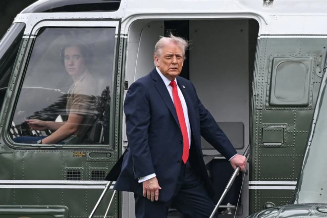 trump truc thang bi chieu laser.jpg