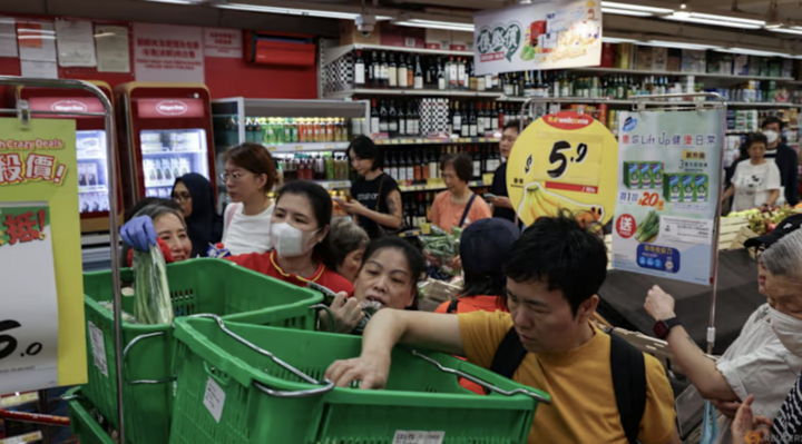 Người dân tích trữ nhu yếu phẩm trước khi bão Ragasa đổ bộ. (Ảnh: Getty)