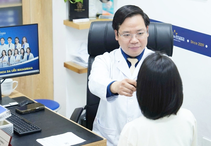 Bác sĩ Thành kiểm tra tình trạng sức khoẻ cho bệnh nhân.