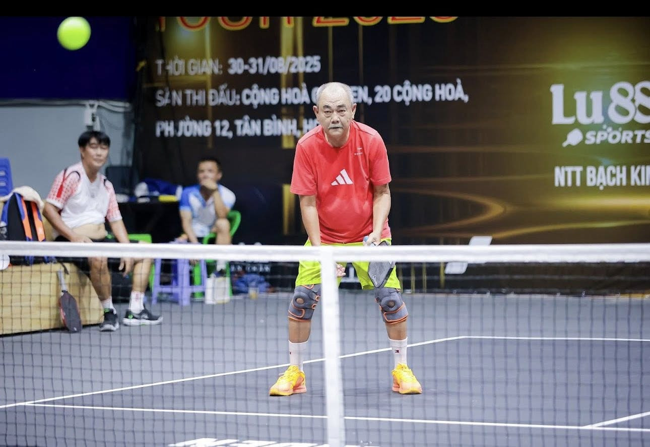 Bạn gái kém 36 tuổi hộ tống NSND Việt Anh đi tập pickleball hì hục độ dáng ở tuổi 70