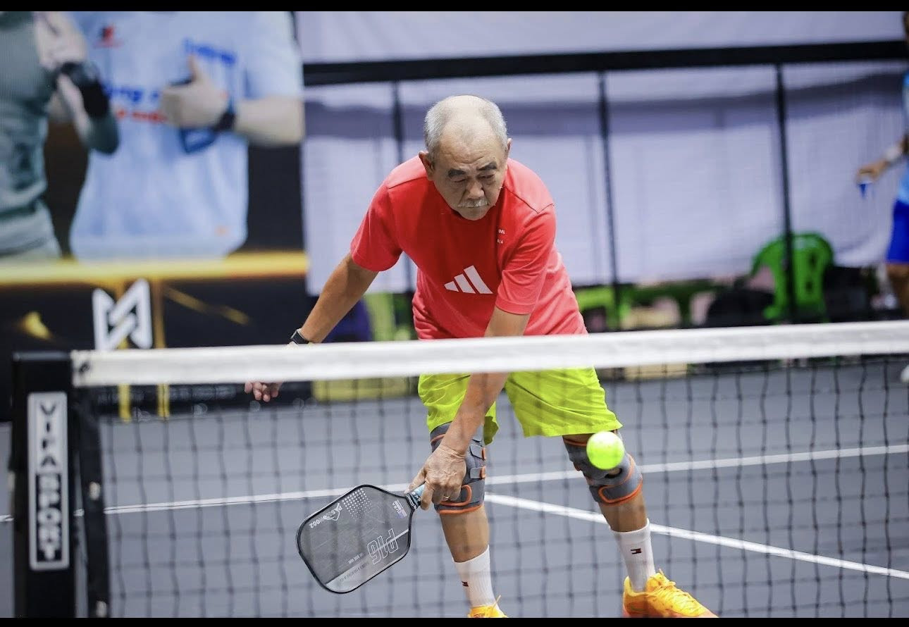 Bạn gái kém 36 tuổi hộ tống NSND Việt Anh đi tập pickleball hì hục độ dáng ở tuổi 70