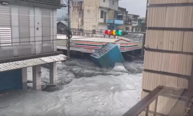 CLIP: Kinh hoàng nước lũ vỡ bờ giật sập cầu ở Đài Loan - Trung Quốc - Ảnh 5.