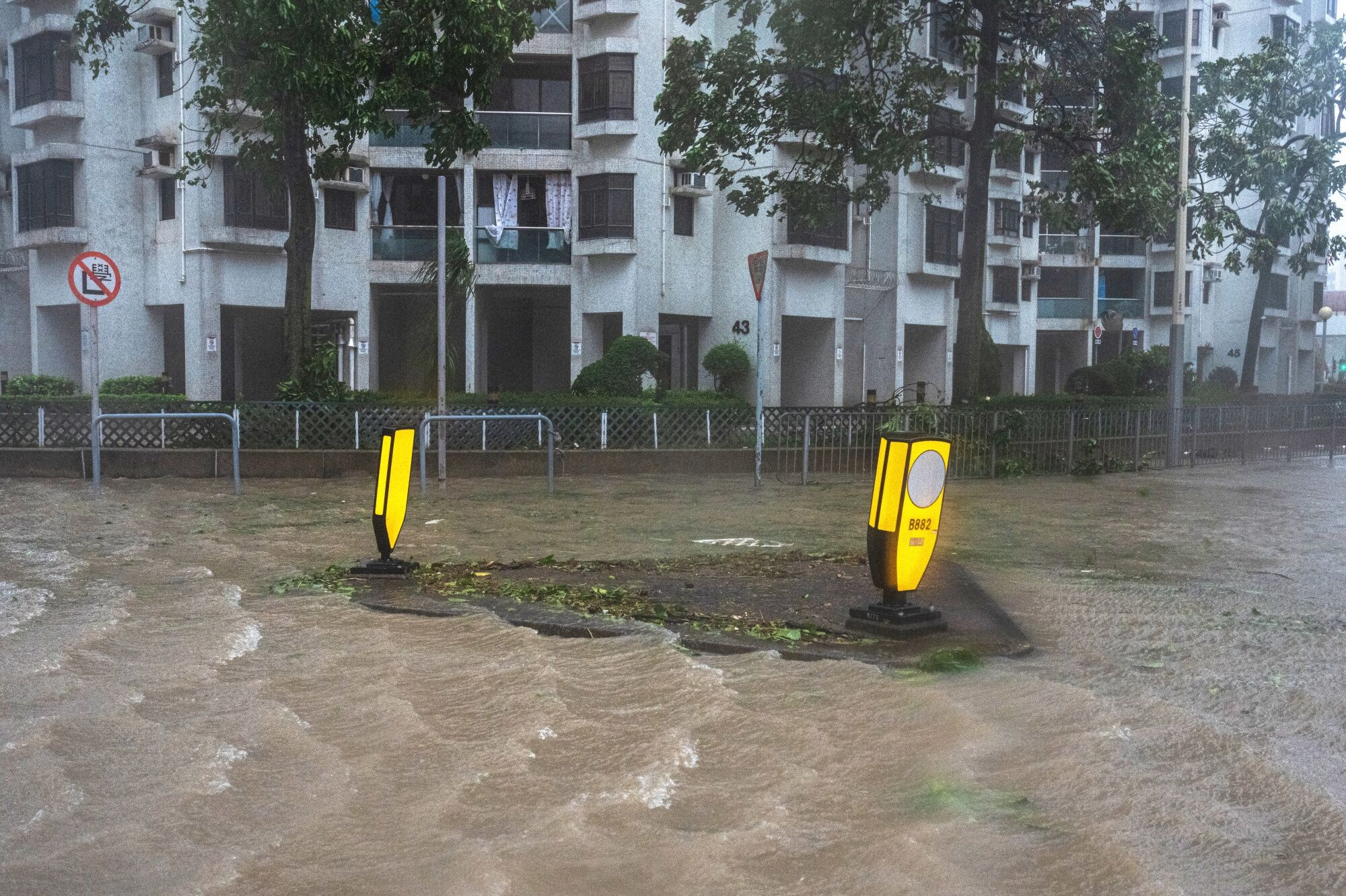 Chùm ảnh: Tình hình Philippines, Trung Quốc dọc đường đi của siêu bão Ragasa - Ảnh 15.