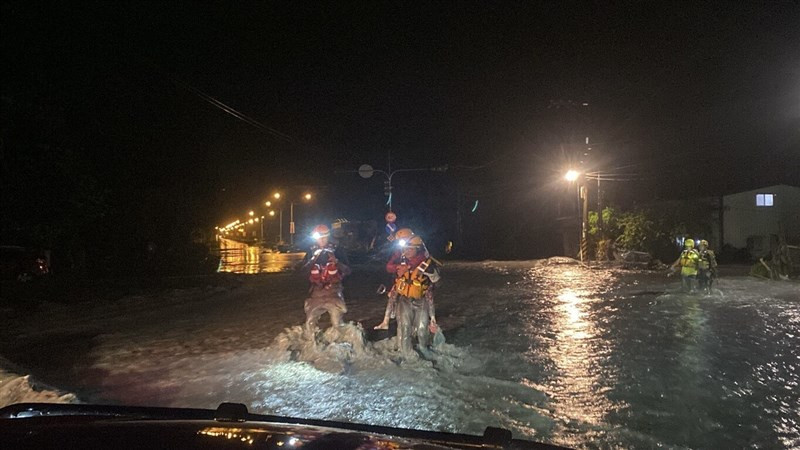 Chùm ảnh: Tình hình Philippines, Trung Quốc dọc đường đi của siêu bão Ragasa - Ảnh 7.