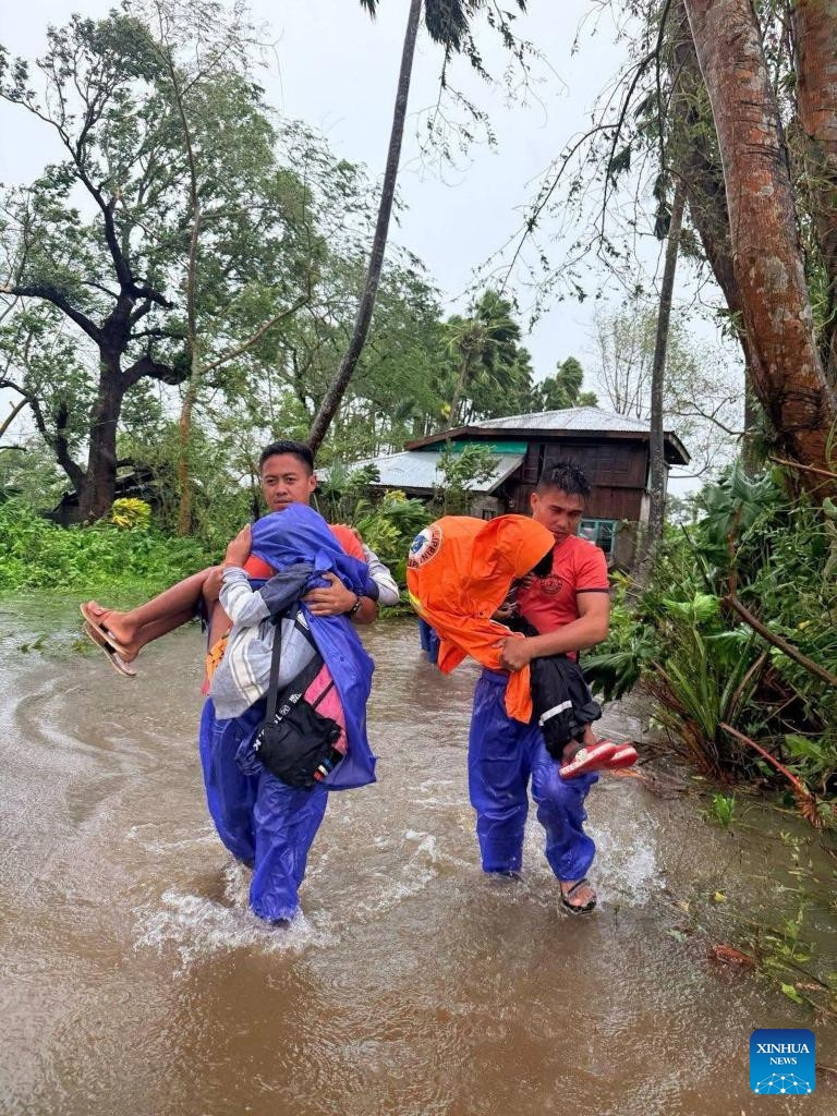 Chùm ảnh: Tình hình Philippines, Trung Quốc dọc đường đi của siêu bão Ragasa - Ảnh 1.