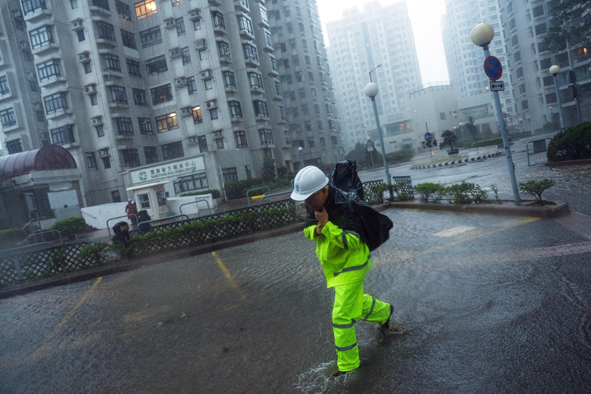 Chùm ảnh: Tình hình Philippines, Trung Quốc dọc đường đi của siêu bão Ragasa - Ảnh 13.