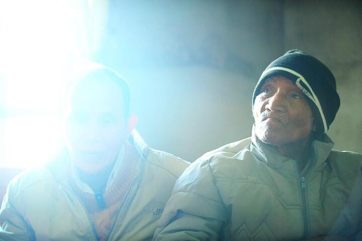 Ông Hoanh trong vòng tay chăm sóc của người thân. Ảnh: THIÊN TRANG