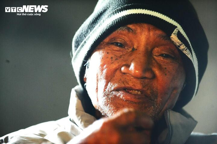 Ông Hoanh nhớ lại những ngày bị lạc giữa rừng sâu. Ảnh: THIÊN TRANG