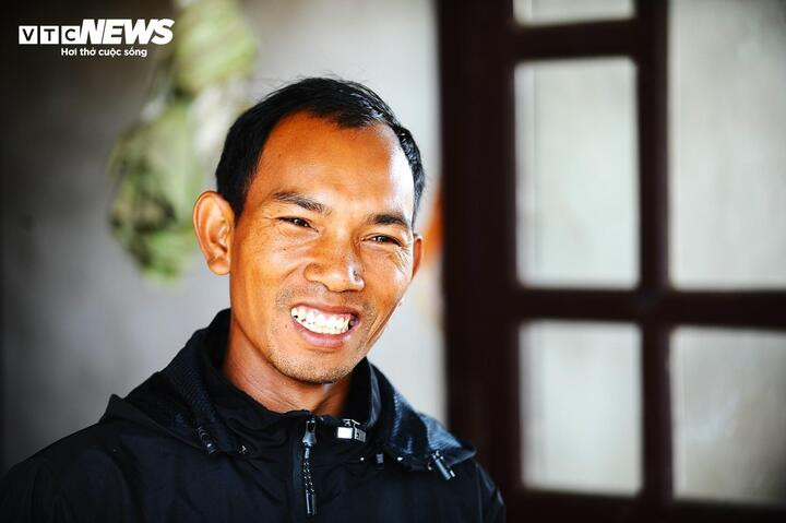 Anh Lơ Mu Ha Khen vui mừng khi tìm thấy ba sau nhiều ngày bị lạc giữa rừng sâu. Ảnh: THIÊN TRANG