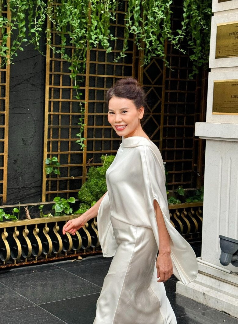 Sững sờ khoảnh khắc mẹ Hồ Ngọc Hà oằn mình tập yoga gân cốt nổi rõ ở tuổi U70