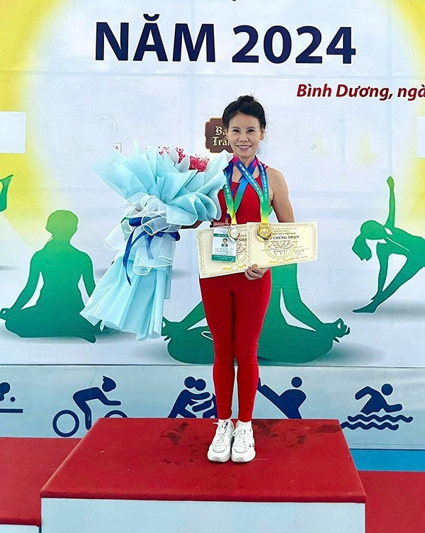 Sững sờ khoảnh khắc mẹ Hồ Ngọc Hà oằn mình tập yoga gân cốt nổi rõ ở tuổi U70