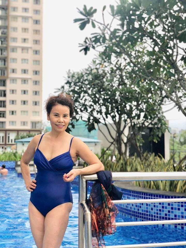 Sững sờ khoảnh khắc mẹ Hồ Ngọc Hà oằn mình tập yoga gân cốt nổi rõ ở tuổi U70