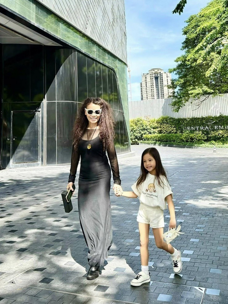 Đứng tim khoảnh khắc mẹ Hà Hồ oằn mình tập yoga gân cốt nổi rõ ở tuổi U70