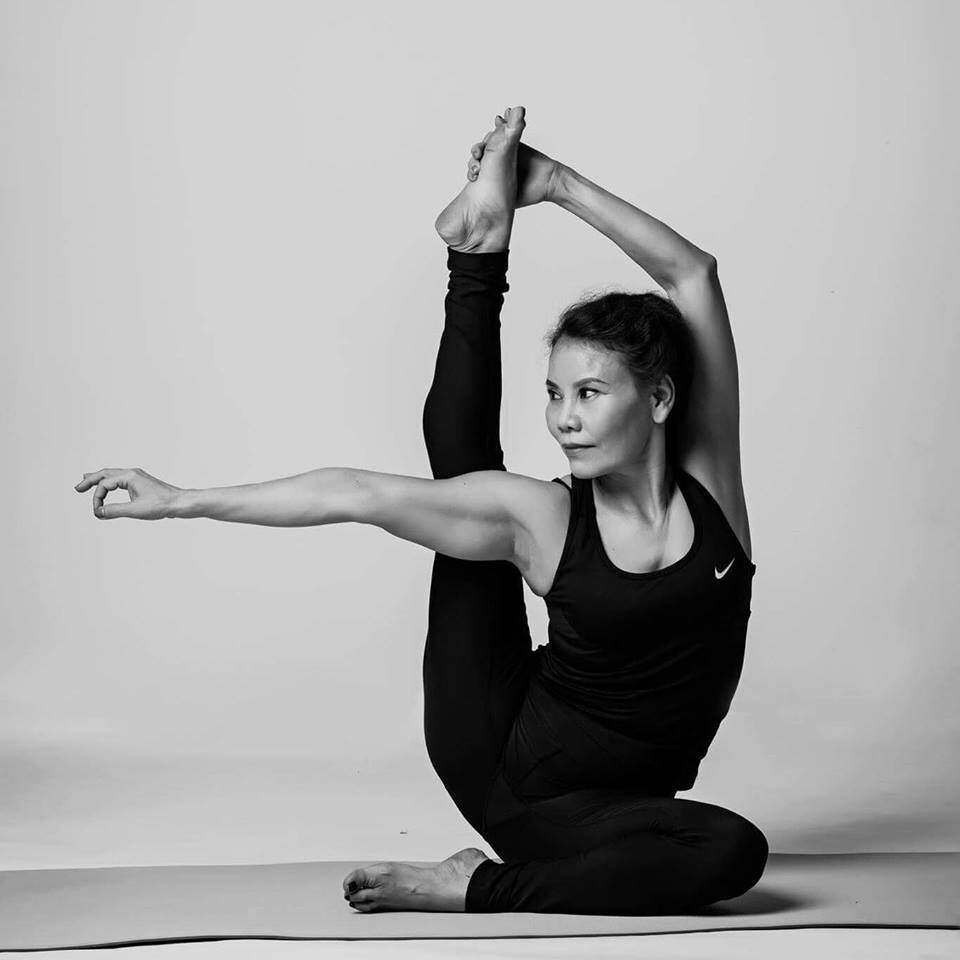 Sững sờ khoảnh khắc mẹ Hồ Ngọc Hà oằn mình tập yoga gân cốt nổi rõ ở tuổi U70