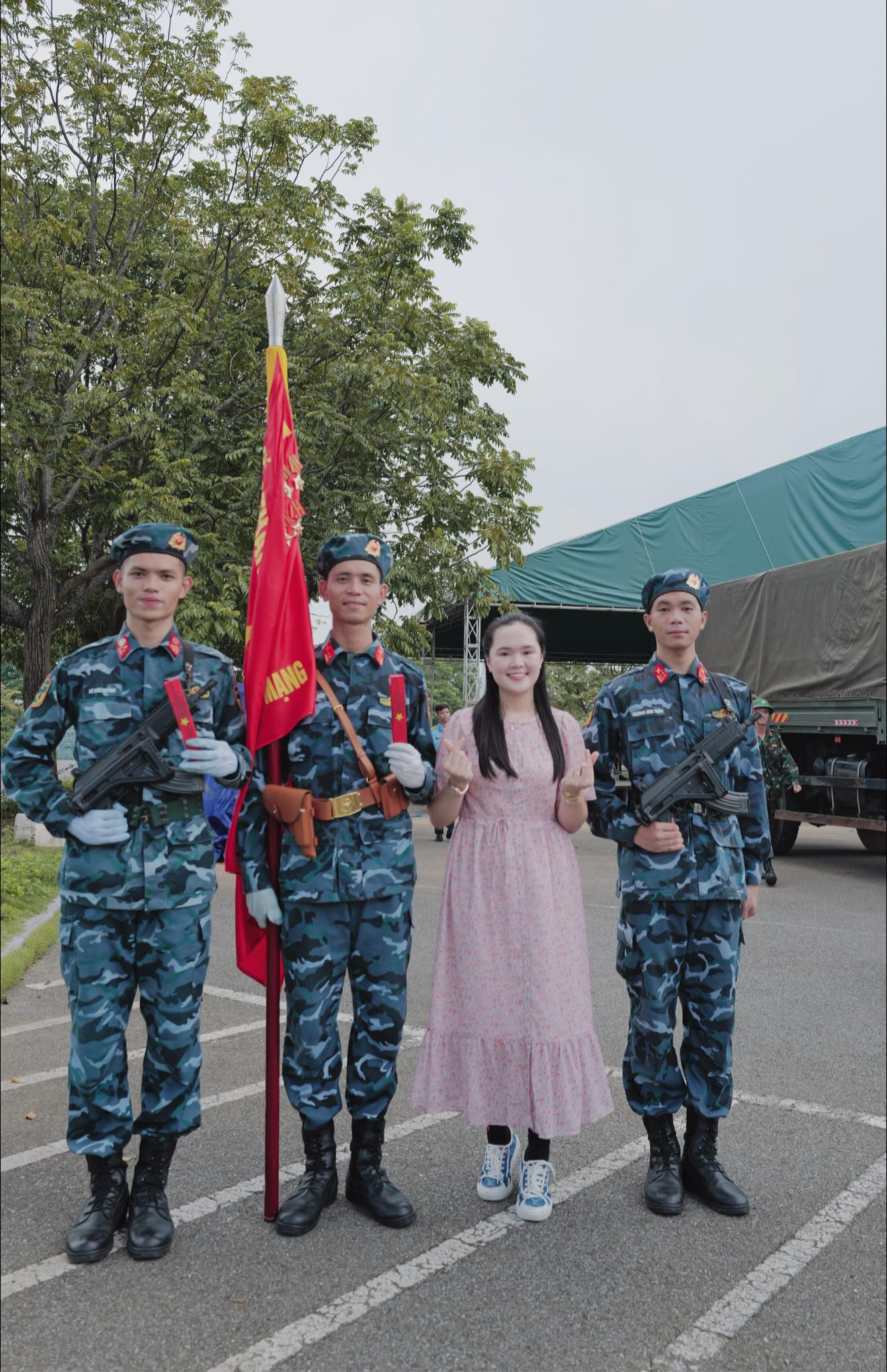 Lên đồ giản dị ra đón chồng nhan sắc vợ Đỗ Duy Mạnh khiến nhiều người ngã ngửa