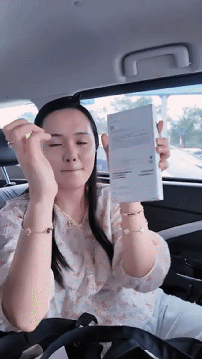 Lên đồ giản dị ra đón chồng nhan sắc vợ Đỗ Duy Mạnh khiến nhiều người ngã ngửa