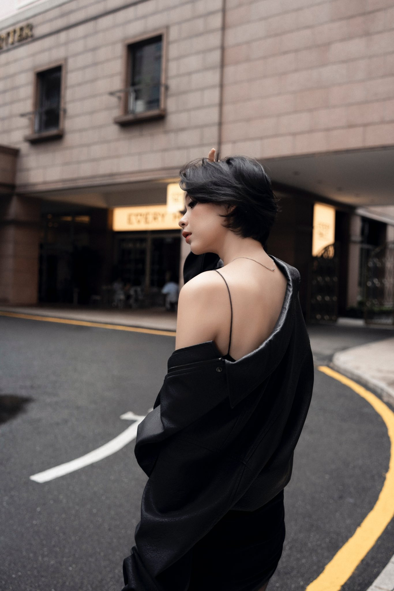 Nhan sắc 'hack tuổi' của Xuân Văn  'Tử chiến trên không' - Ảnh 4.