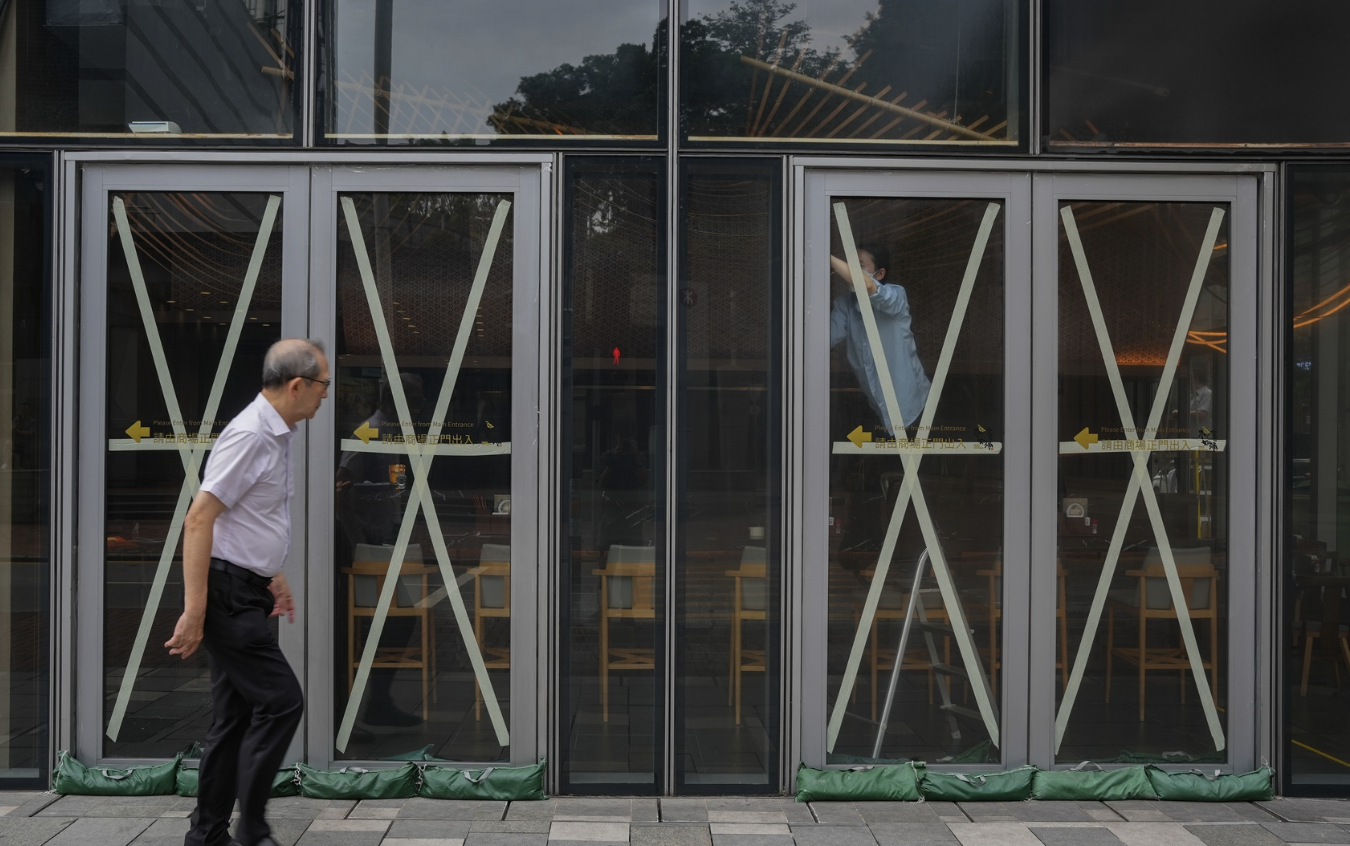 Siêu bão Ragasa: Sóng lớn