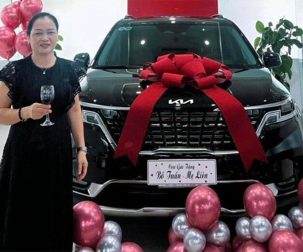 Bố mẹ Hòa Minzy hiếm khi lộ diện ngoại hình trẻ trung nhiều người ngưỡng mộ