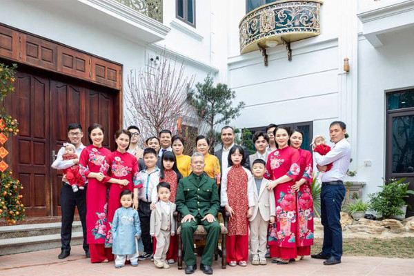 Bố mẹ Hòa Minzy hiếm khi lộ diện ngoại hình trẻ trung nhiều người ngưỡng mộ