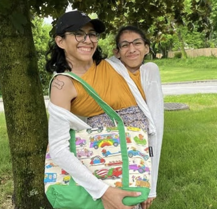 Họ là cặp song sinh dính liền phần thân, chung xương sườn, một phần hệ tuần hoàn, tiêu hóa và sinh sản, có tim, phổi và dạ dày riêng biệt.