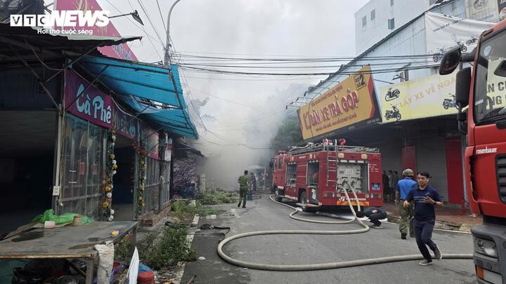 Vụ cháy khiến nhiều tài sản bị thiêu rụi.