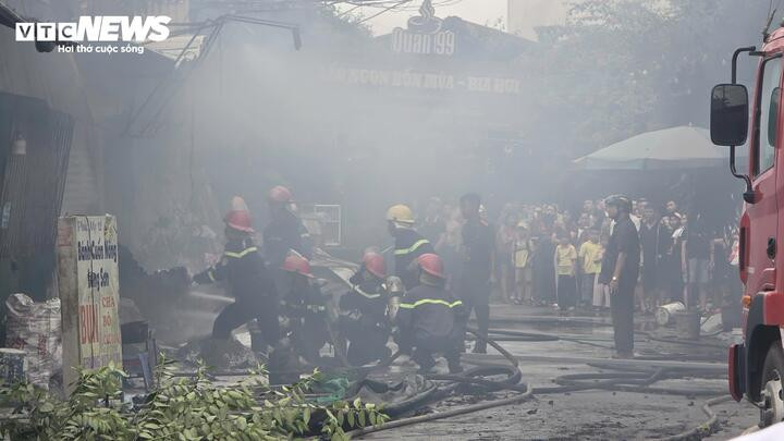 Lực lượng chức năng khống chế đám cháy ở Bắc Ninh