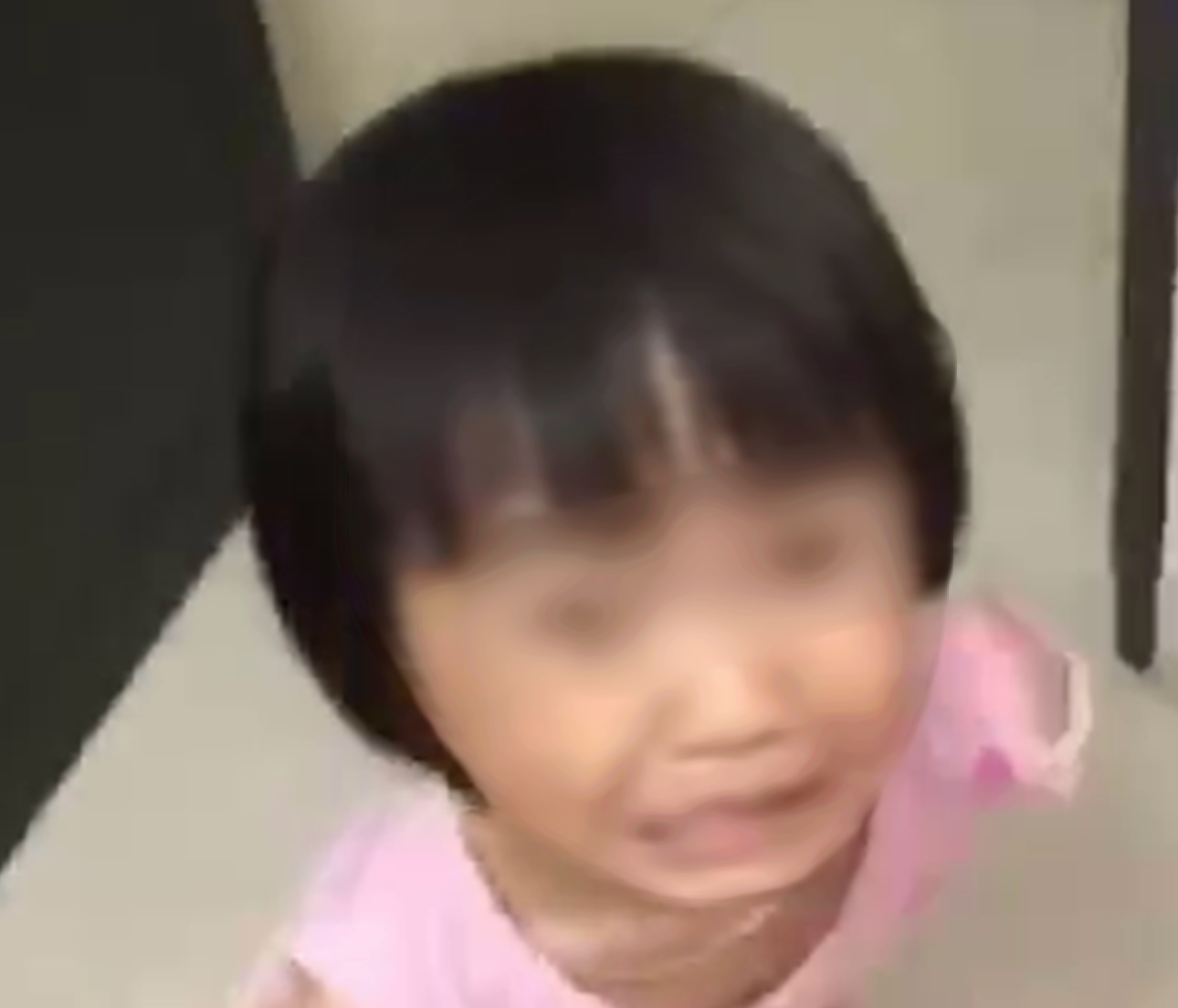 Bạo hành trẻ em: Bé gái bị bố đe dọa , đánh chửi vì mẹ không gửi tiền về - Ảnh 1.