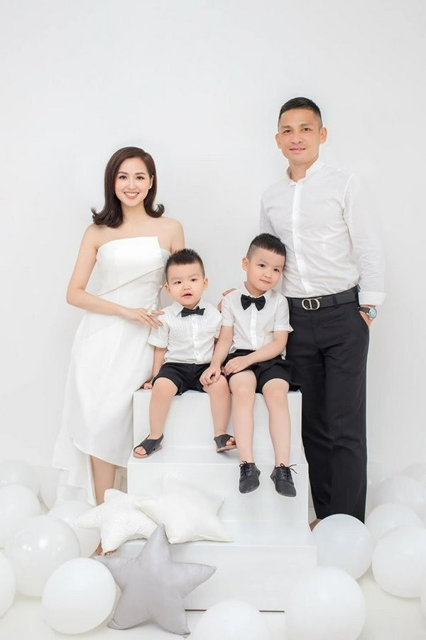 Tâm Tít khoe chân dài vòng 3 căng đét trong hình ảnh do quý tử chụp