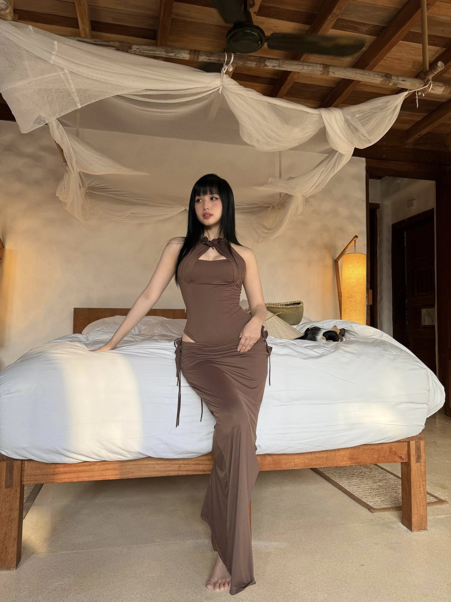 Tâm Tít khoe chân dài vòng 3 căng đét trong hình ảnh do quý tử chụp