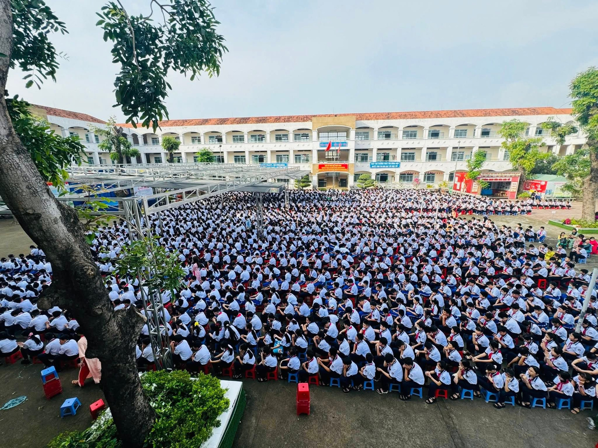 Vụ phụ huynh than phiền con không học kỹ năng phải đón về lúc 15 giờ: Nữ hiệu trưởng lên tiếng- Ảnh 1.