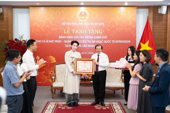 Thứ trưởng Tạ Quang Đông trao bằng khen của Thủ tướng cho ca sĩ Đức Phúc tại trụ sở Bộ Văn hóa, Thể thao và Du lịch.